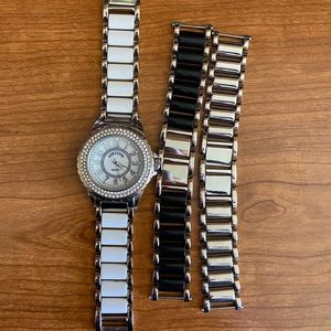✨💙 Adrienne watch with interchangeable silvertone bands. Silver,black&white